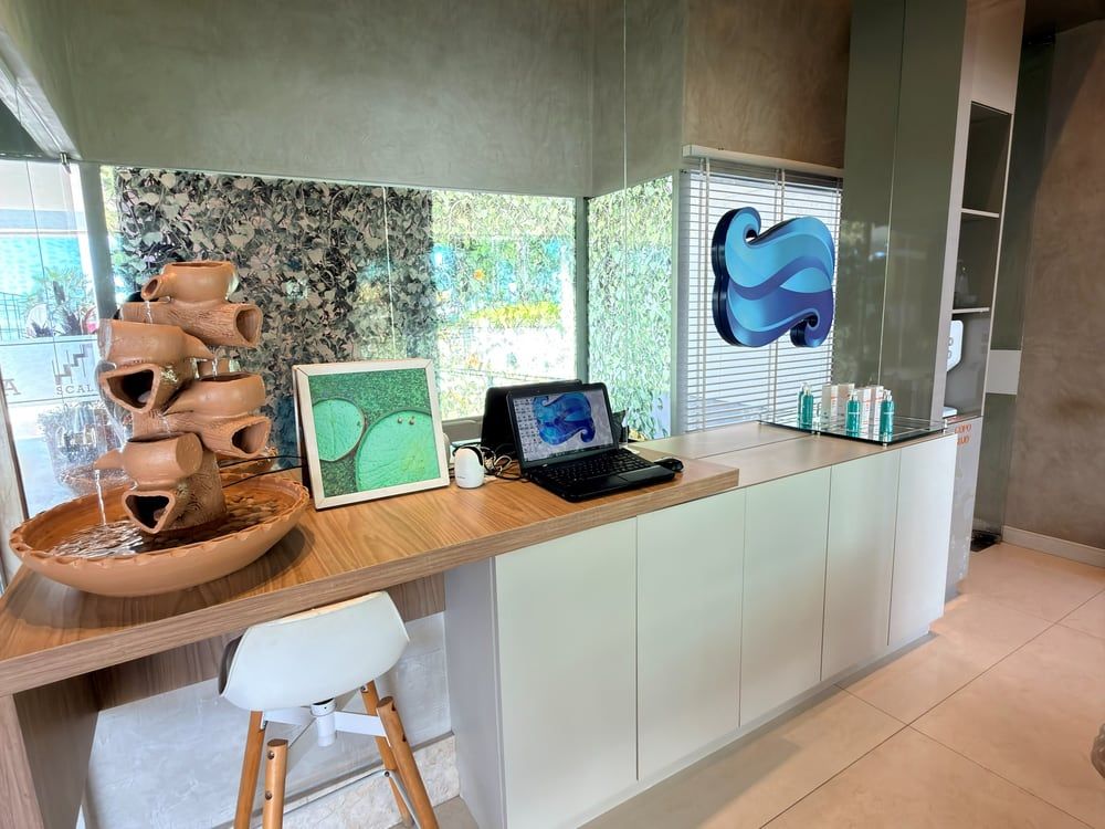Recepcao e lounge do Sea Spa, com jardim vertical e a marca na parede, no Mucuripe