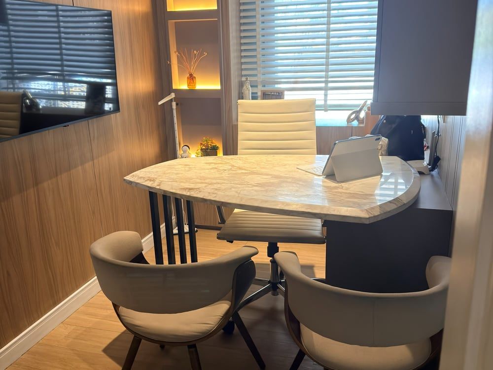 Sala de avaliacao do Sea Spa, com mesa de marmore e poltronas