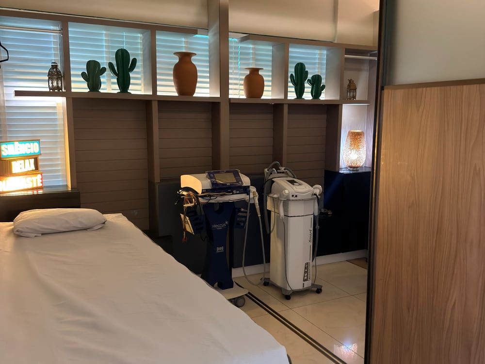Sala de tratamentos corporais do Sea Spa, com maca e aparelhos