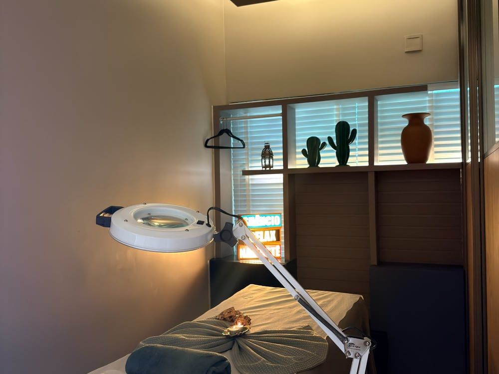 Sala de estetica facial do Sea Spa, com maca e lupa de procedimento