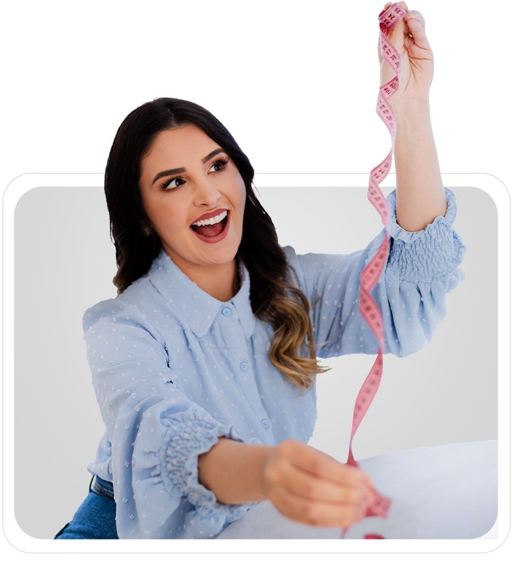 Dra. Kirna Karina com fita métrica, representando o método de emagrecimento saudável do Sea Spa, em Fortaleza
